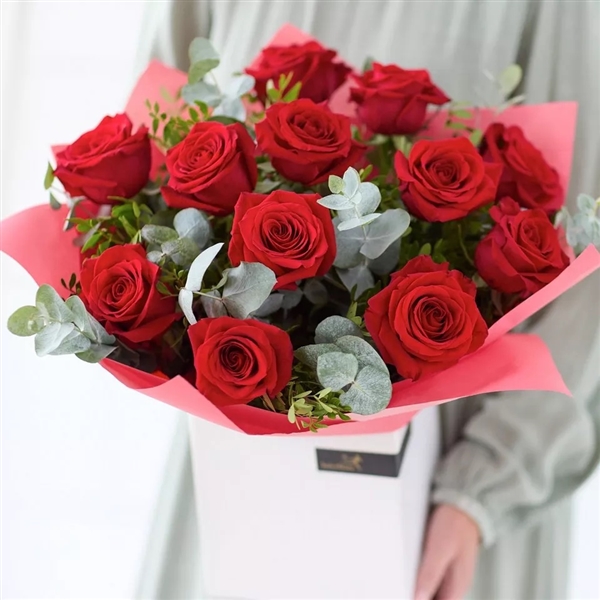 12 RED ROSE HANDTIED